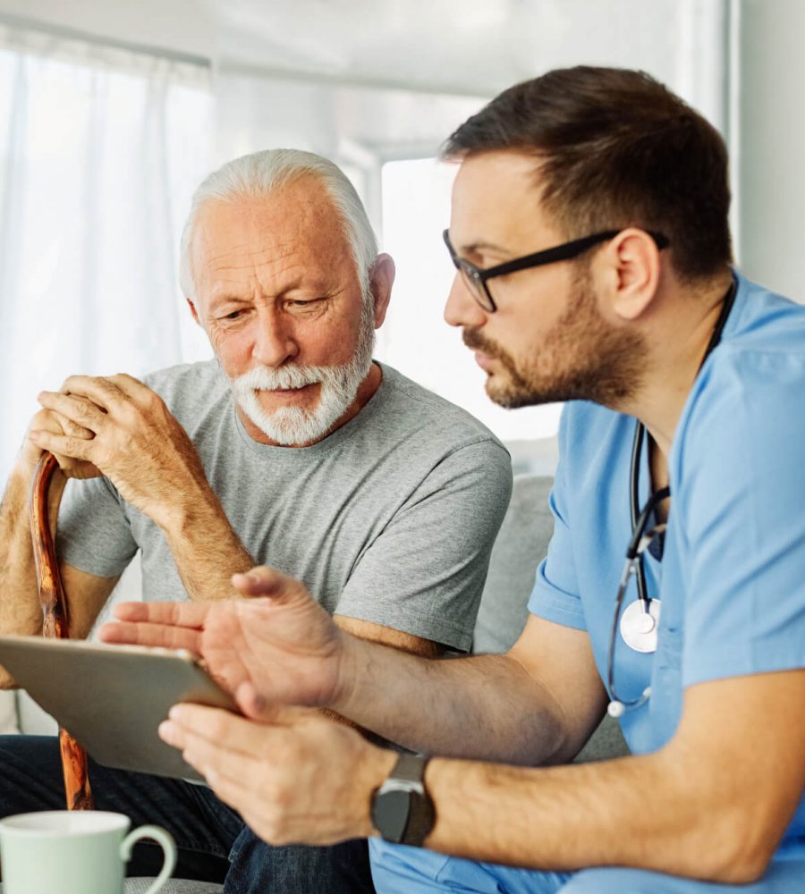 Enfermera, médico, atención a personas mayores, tecnología de tableta y computadora, BV6GX9E.jpg